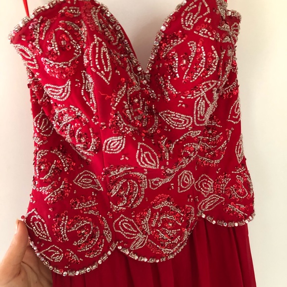 Red Prom/Pageant - Picture 4 of 4